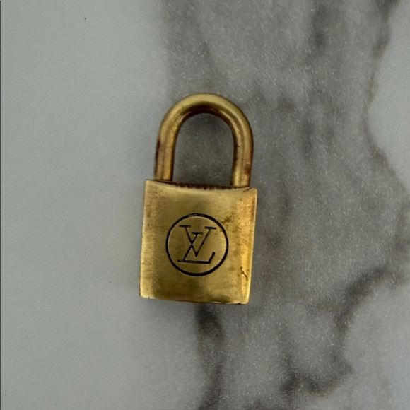 Louis Vuitton Luxurious Gold Lock - Picture 7 of 8